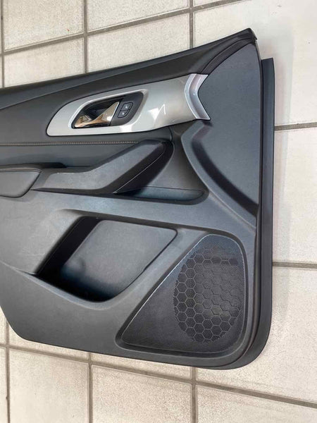 CHEVROLET TRAVERSE 2020 PANEL DE MOLDURA DE PUERTA INTERIOR DELANTERA IZQUIERDA DE CUERO NEGRO 84593210