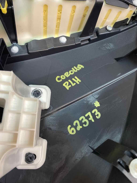 21 TOYOTA COROLLA SE PANEL DE MOLDURA DE PUERTA TRASERA IZQUIERDA CON COSTURAS AZULES NEGRAS 6764012R60C3