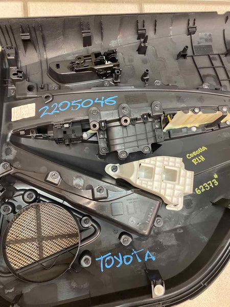 21 TOYOTA COROLLA SE PANEL DE MOLDURA DE PUERTA TRASERA IZQUIERDA CON COSTURAS AZULES NEGRAS 6764012R60C3