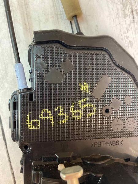 19 22 TOYOTA COROLLA HATCHBACK PESTILLO DE PUERTA TRASERA DEL LADO DEL CONDUCTOR OEM 6905033130 LH