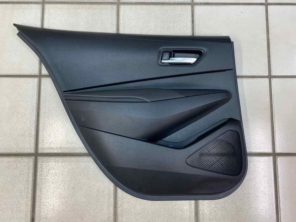 20 21 22 TOYOTA COROLLA MOLDURA DEL PANEL DE LA PUERTA TRASERA IZQUIERDA CUERO NEGRO OEM 6764012R60C3