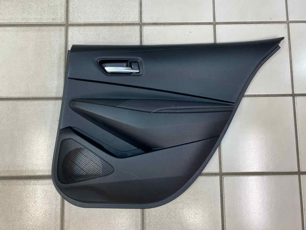 20 21 22 TOYOTA COROLLA MOLDURA DEL PANEL DE LA PUERTA TRASERA DERECHA DE CUERO NEGRO OEM 6763012R60C3