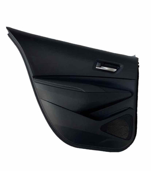 20 21 22 TOYOTA COROLLA MOLDURA DEL PANEL DE LA PUERTA TRASERA IZQUIERDA CUERO NEGRO OEM 6764012R60C3