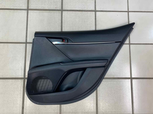 18 21 TOYOTA CAMRY US BUILT PANEL DE MOLDURA DE PUERTA TRASERA DERECHA INTERIOR OEM 6763006K60C2