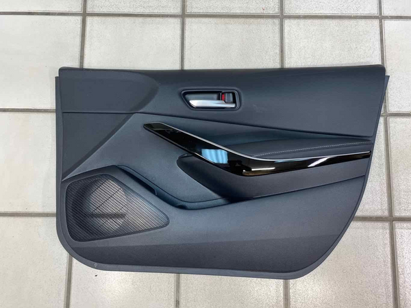 21 TOYOTA COROLLA PANEL DE MOLDURA DE PUERTA INTERIOR DELANTERA DERECHA CUERO NEGRO 6761012U10C1